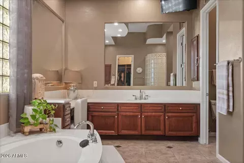 Bath - 6427 S Magic Ct, Gilbert, AZ 85298 photo 3 of 8