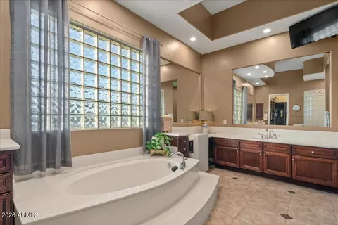 Bath - 6427 S Magic Ct, Gilbert, AZ 85298 photo 4 of 8