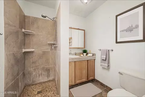 Bath - 820 E Butler Dr, Phoenix, AZ 85020 photo 1 of 2