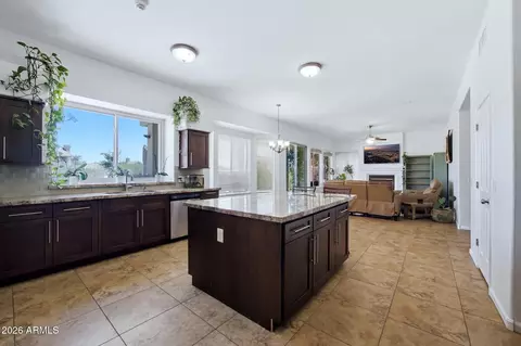 Kitchen - 4601 E Ramuda Dr, Phoenix, AZ 85050 photo 5 of 6