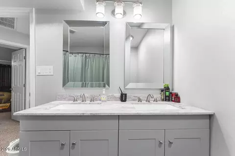 Bath - 427 E Ironwood Dr, Phoenix, AZ 85020 photo 2 of 3