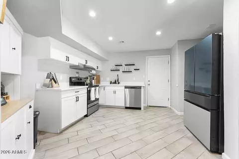 Kitchen - 427 E Ironwood Dr, Phoenix, AZ 85020 photo 1 of 1