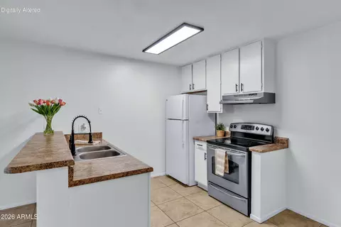 Kitchen - 5525 E Thomas Rd #A1, Phoenix, AZ 85018 photo 1 of 2