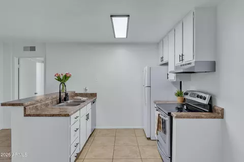 Kitchen - 5525 E Thomas Rd #A1, Phoenix, AZ 85018 photo 2 of 2