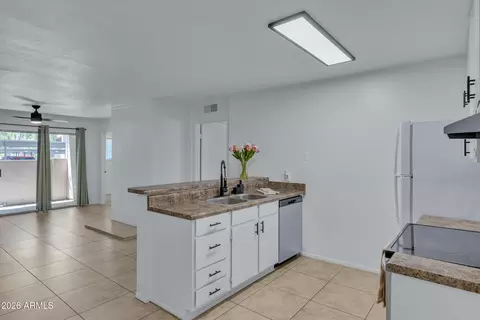 Kitchen - 5525 E Thomas Rd #A1, Phoenix, AZ 85018 photo 1 of 2