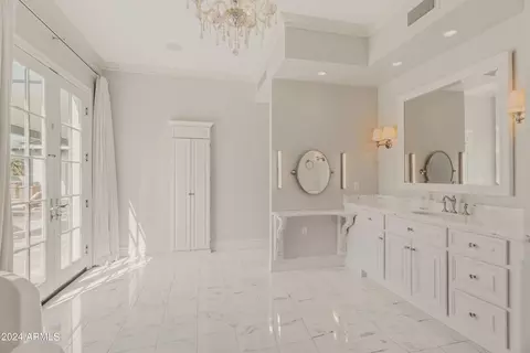 Bath - 5915 E Arcadia Ln, Phoenix, AZ 85018 photo 1 of 4