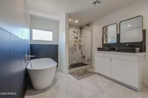 Bath - 1261 E Cambridge Ave, Phoenix, AZ 85006 photo 1 of 6