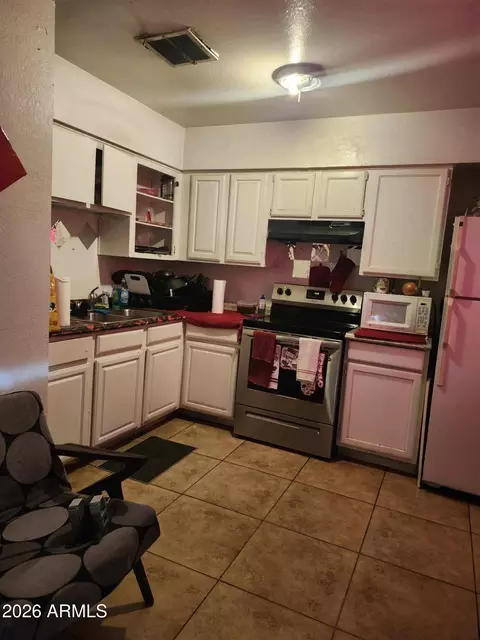 Kitchen - 2755 E Atlanta Ave, Phoenix, AZ 85040 photo 1 of 2