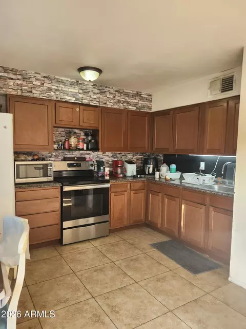 Kitchen - 2755 E Atlanta Ave, Phoenix, AZ 85040 photo 2 of 2