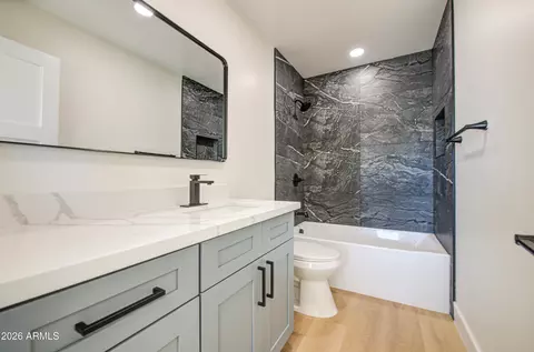 Bath - 920 E Pasadena Ave, Phoenix, AZ 85014 photo 4 of 7