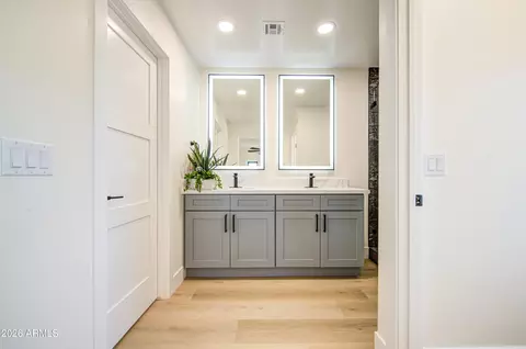 Bath - 920 E Pasadena Ave, Phoenix, AZ 85014 photo 2 of 7