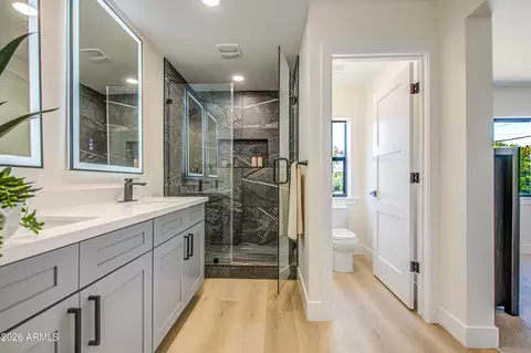 Bath - 920 E Pasadena Ave, Phoenix, AZ 85014 photo 3 of 7