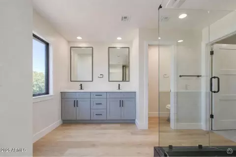 Bath - 920 E Pasadena Ave, Phoenix, AZ 85014 photo 5 of 7