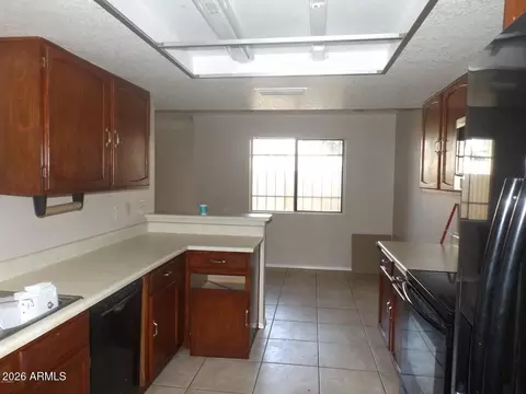 Kitchen - 7770 N 20th Ave, Phoenix, AZ 85021 photo 3 of 4