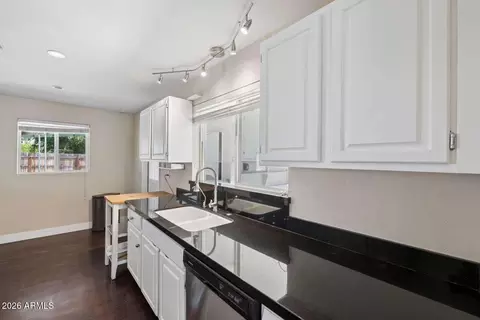 Kitchen - 3817 N 49th Pl, Phoenix, AZ 85018 photo 2 of 4