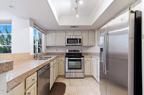 Kitchen - 4021 E Laurel Ln NE, Phoenix, AZ 85028 photo 1 of 2