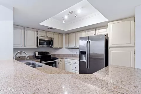 Kitchen - 4021 E Laurel Ln NE, Phoenix, AZ 85028 photo 2 of 2