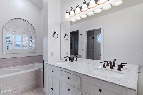 Bath - 4021 E Laurel Ln NE, Phoenix, AZ 85028 photo 1 of 4
