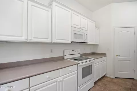 Kitchen - 2808 E Park Ave, Gilbert, AZ 85234 photo 5 of 6