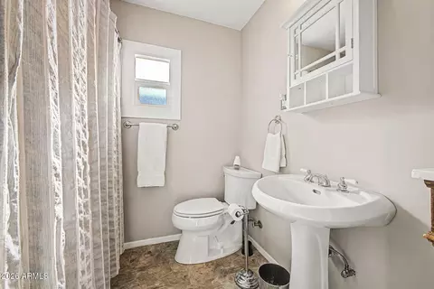 Bath - 1524 Earll Dr, Phoenix, AZ 85014 photo 2 of 3