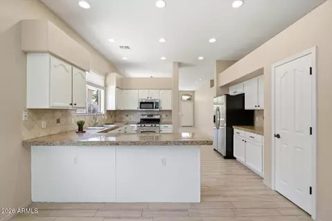 Kitchen - 4606 E Chisum Trl, Phoenix, AZ 85050 photo 3 of 5