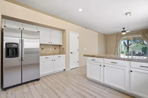 Kitchen - 4606 E Chisum Trl, Phoenix, AZ 85050 photo 4 of 5