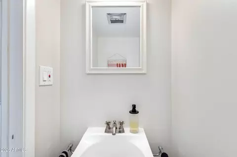 Bath - 4081 E Campbell Ave, Phoenix, AZ 85018 photo 1 of 5