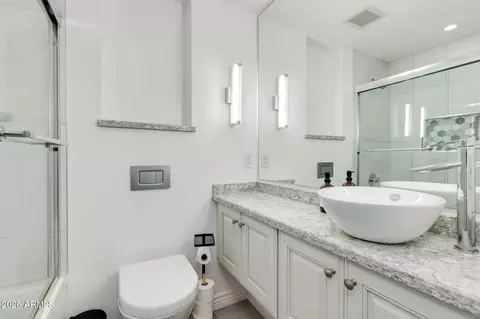 Bath - 4081 E Campbell Ave, Phoenix, AZ 85018 photo 4 of 5