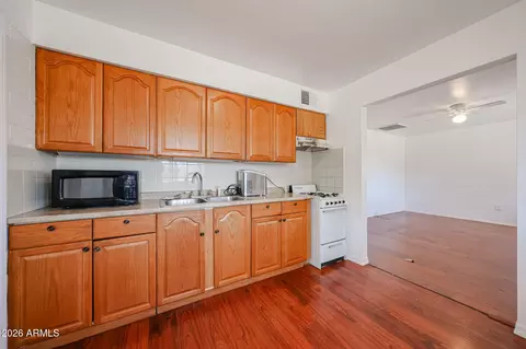 Kitchen - 10226 N 15th Ave, Phoenix, AZ 85021 photo 4 of 5