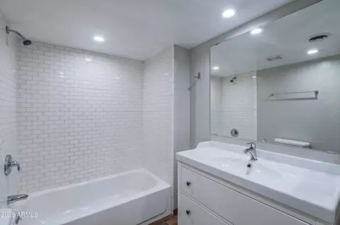 Bath - 3611 N 5th Ave, Phoenix, AZ 85013 photo 2 of 2