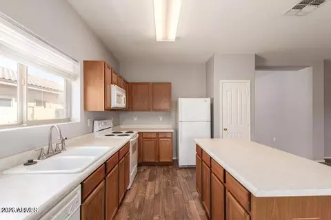 Kitchen - 3564 E Santa Fe Ln, Gilbert, AZ 85297 photo 2 of 3