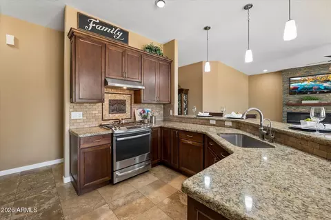 Kitchen - 4511 E Swilling Rd, Phoenix, AZ 85050 photo 3 of 4