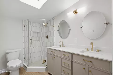 Bath - 1818 E Monterey Way, Phoenix, AZ 85016 photo 1 of 2