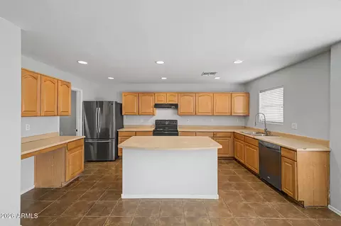 Kitchen - 3131 W Apollo Rd, Phoenix, AZ 85041 photo 2 of 5