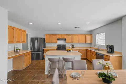 Kitchen - 3131 W Apollo Rd, Phoenix, AZ 85041 photo 4 of 5