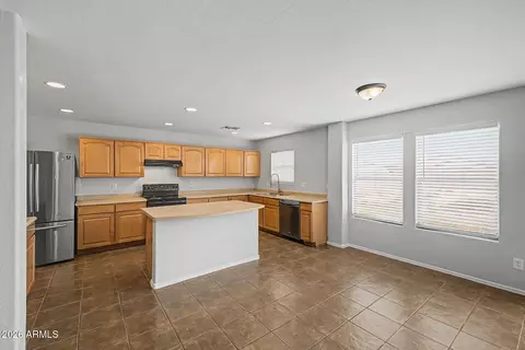 Kitchen - 3131 W Apollo Rd, Phoenix, AZ 85041 photo 5 of 5