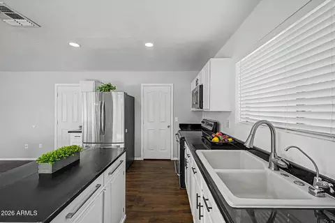 Kitchen - 1331 S Bridgegate Dr, Gilbert, AZ 85296 photo 3 of 4