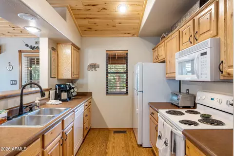 Kitchen - 2652 Lodge Loop, Overgaard, AZ 85933 photo 2 of 4