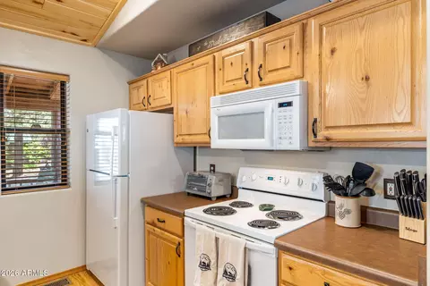 Kitchen - 2652 Lodge Loop, Overgaard, AZ 85933 photo 3 of 4