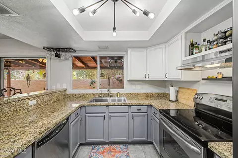 Kitchen - 3549 E Le Marche Ave, Phoenix, AZ 85032 photo 2 of 3