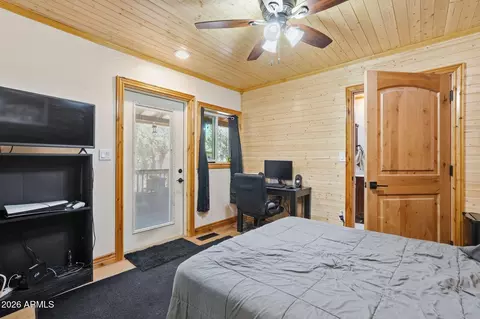 Bedroom - 2060 Gilbert Ln, Overgaard, AZ 85933 photo 4 of 8