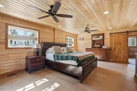 Bedroom - 2060 Gilbert Ln, Overgaard, AZ 85933 photo 6 of 8