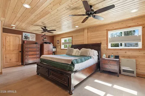 Bedroom - 2060 Gilbert Ln, Overgaard, AZ 85933 photo 7 of 8