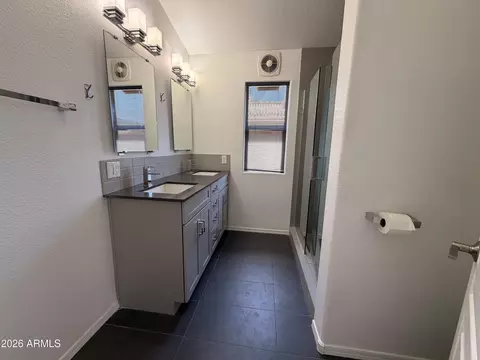 Bath - 2240 E Ruby Ln, Phoenix, AZ 85024 photo 2 of 4