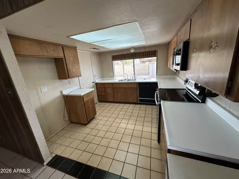 Kitchen - 4808 N 63rd Dr, Phoenix, AZ 85033 photo 2 of 2