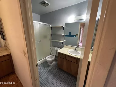 Bath - 4808 N 63rd Dr, Phoenix, AZ 85033 photo 1 of 5