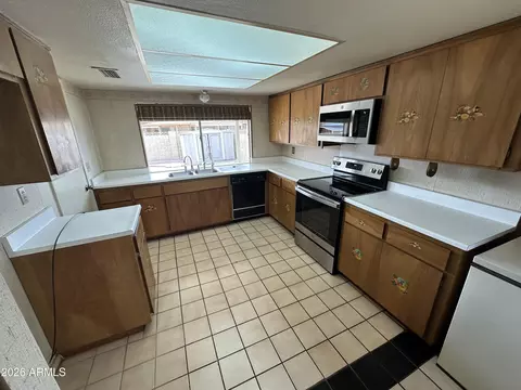 Kitchen - 4808 N 63rd Dr, Phoenix, AZ 85033 photo 1 of 2