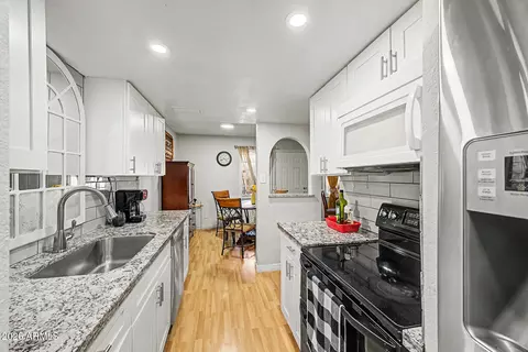 Kitchen - 4252 N 68th Ln, Phoenix, AZ 85033 photo 3 of 3