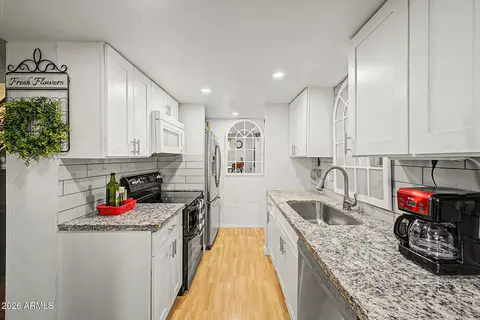 Kitchen - 4252 N 68th Ln, Phoenix, AZ 85033 photo 2 of 3