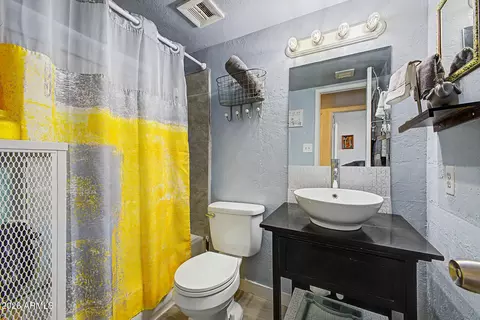 Bath - 4252 N 68th Ln, Phoenix, AZ 85033 photo 1 of 1